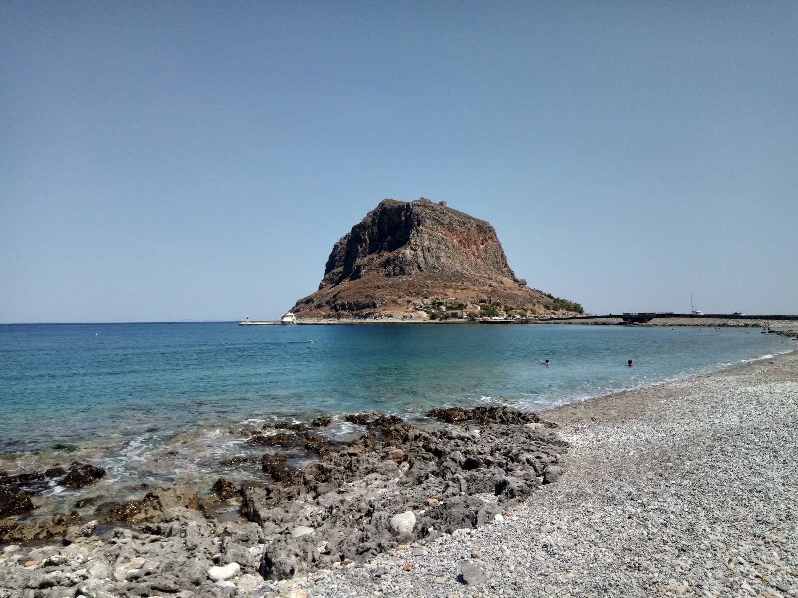 Valokuva Monemvasia beachista. ja asutus