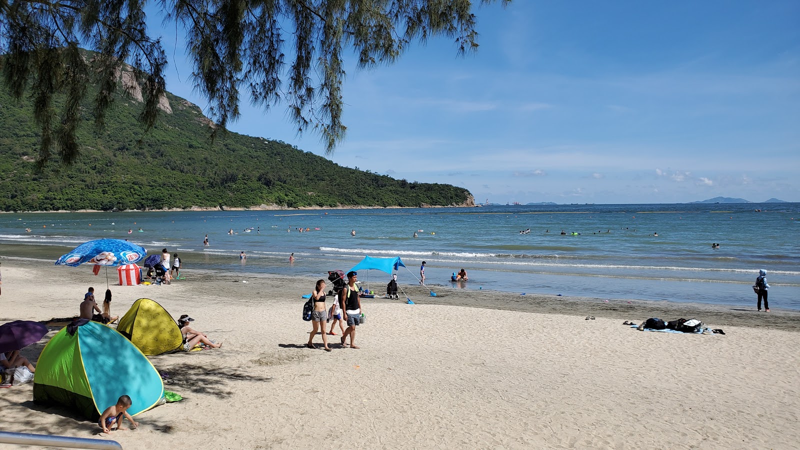 Foto van Pui O Beach met helder zand oppervlakte