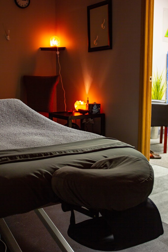 Knot therapy therapeutic massage 68128