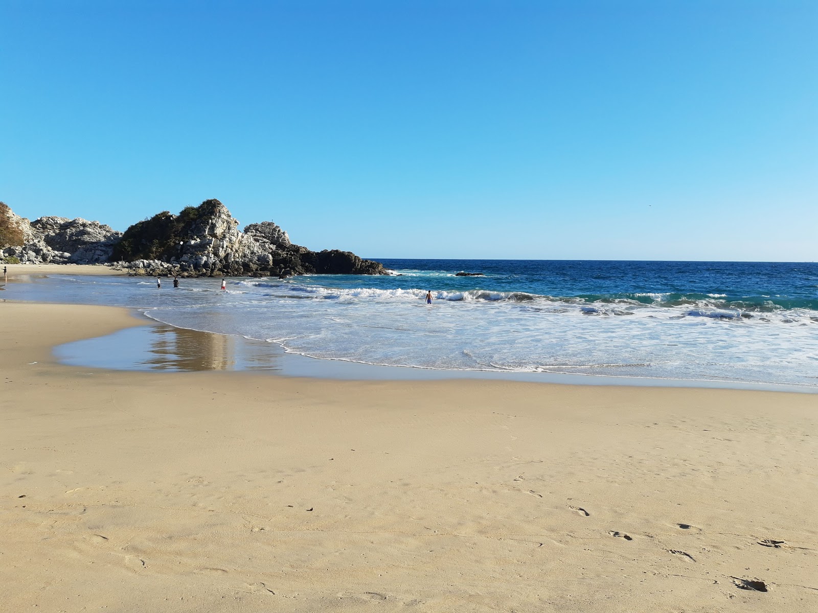 Foto di Tembo beach con una superficie del acqua cristallina