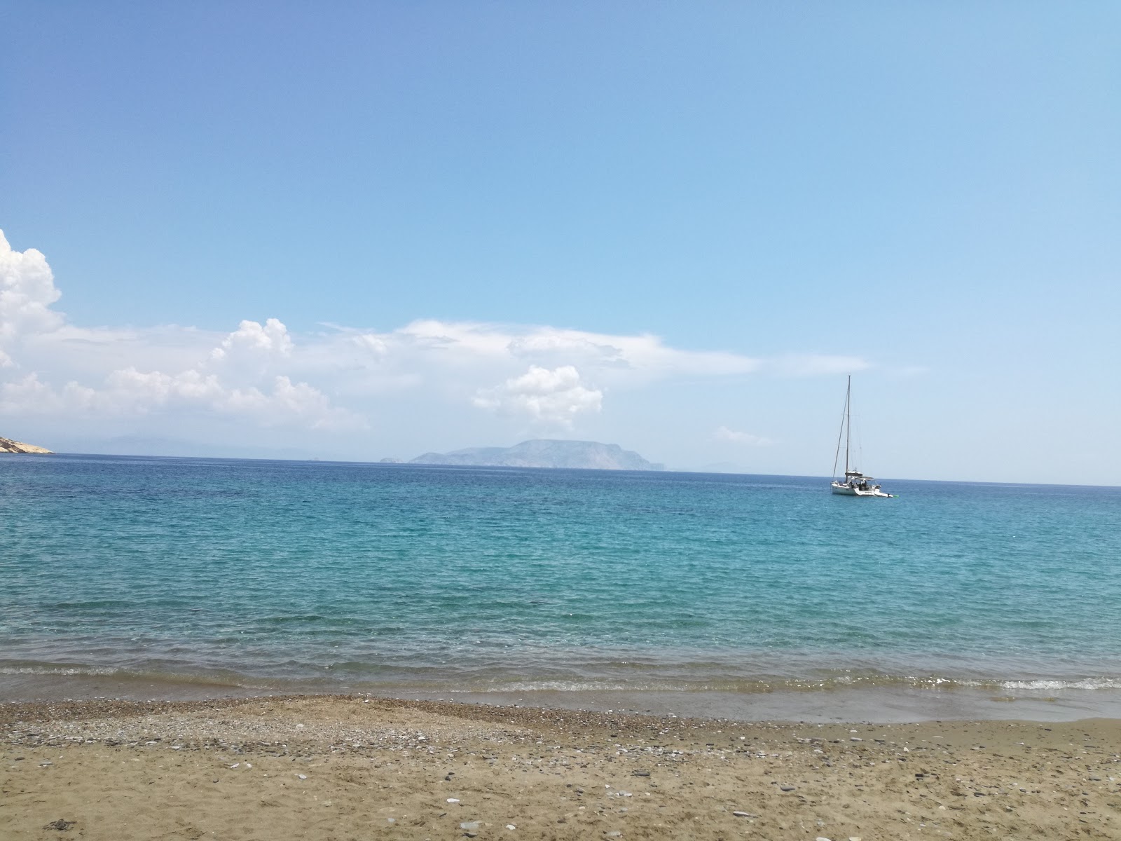 Foto van Agios Theodoti beach met turquoise puur water oppervlakte