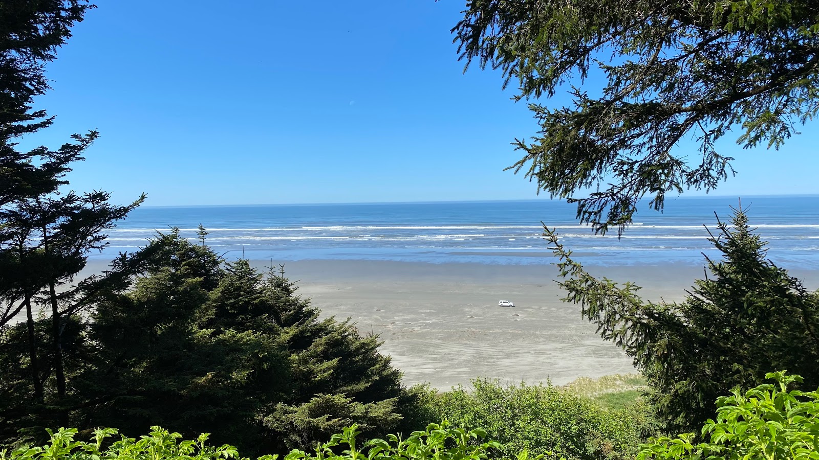 Foto von Mocrocks Beach mit heller sand Oberfläche