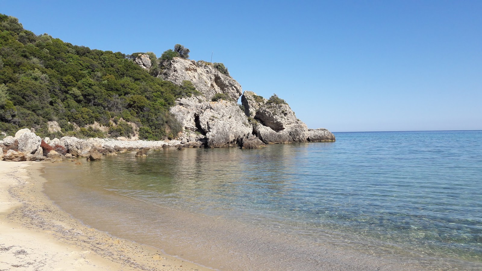 Paralia Folias'in fotoğrafı uzun koy ile birlikte