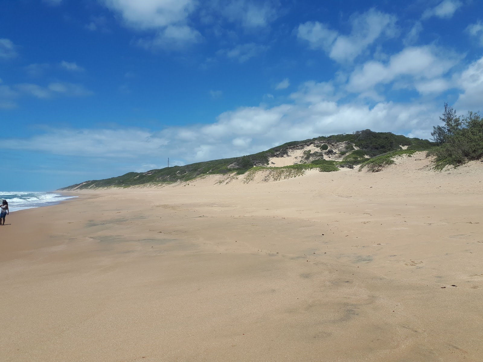Praia de Chidenguele的照片 带有明亮的沙子表面