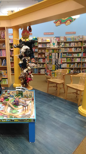Book Store «Barnes and Noble», reviews and photos, 2500 N Mayfair Rd, Milwaukee, WI 53226, USA