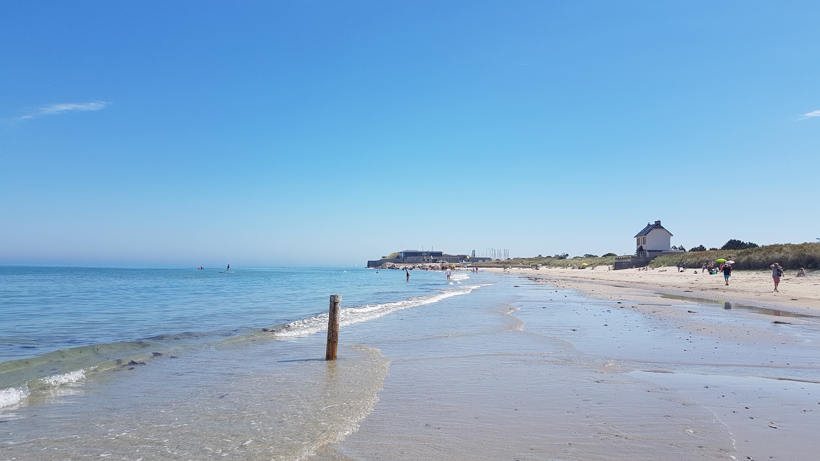 Foto von Plage Les Dunes mit türkisfarbenes wasser Oberfläche