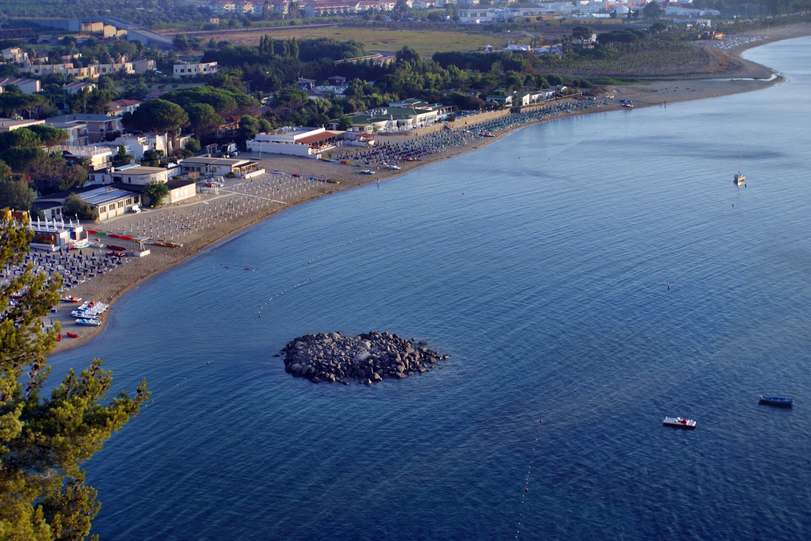 Foto von Spiaggia di Copanello von Klippen umgeben