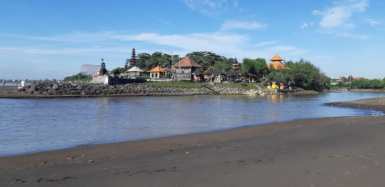 Φωτογραφία του Biaung Beach με επίπεδο καθαριότητας εν μέρει καθαρό