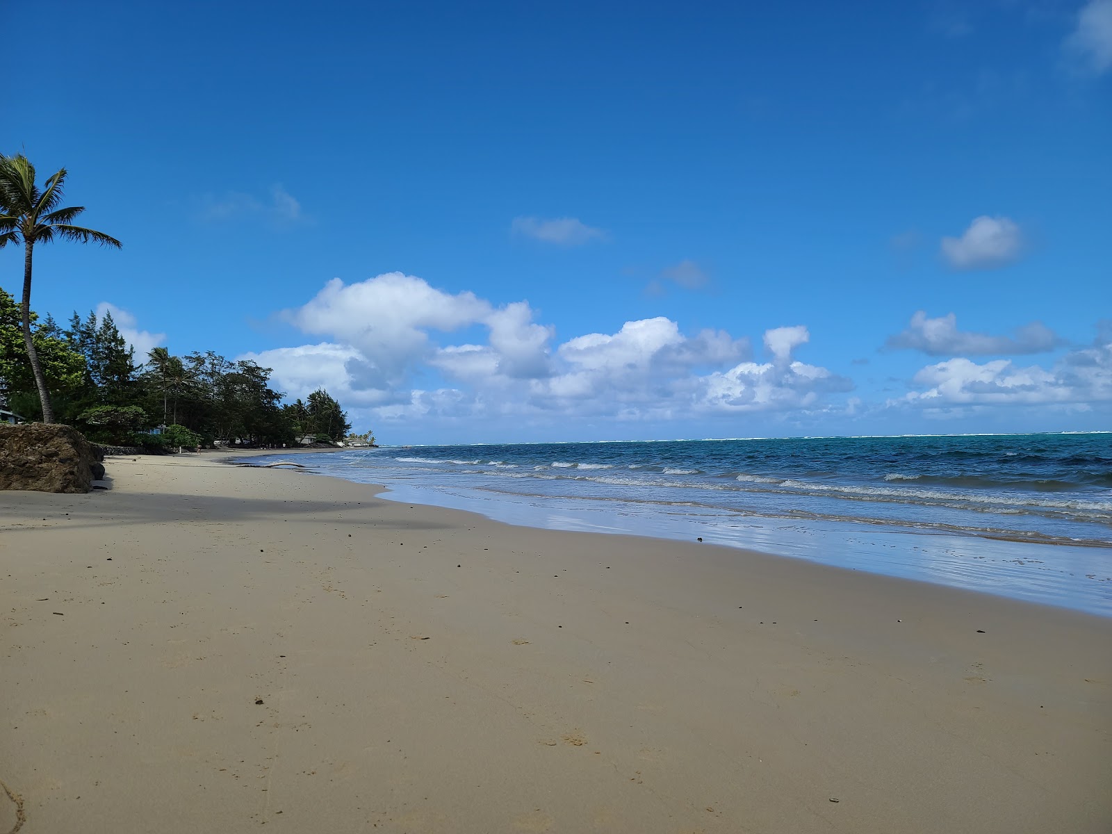 Fotografie cu Kaaawa Beach cu plajă spațioasă