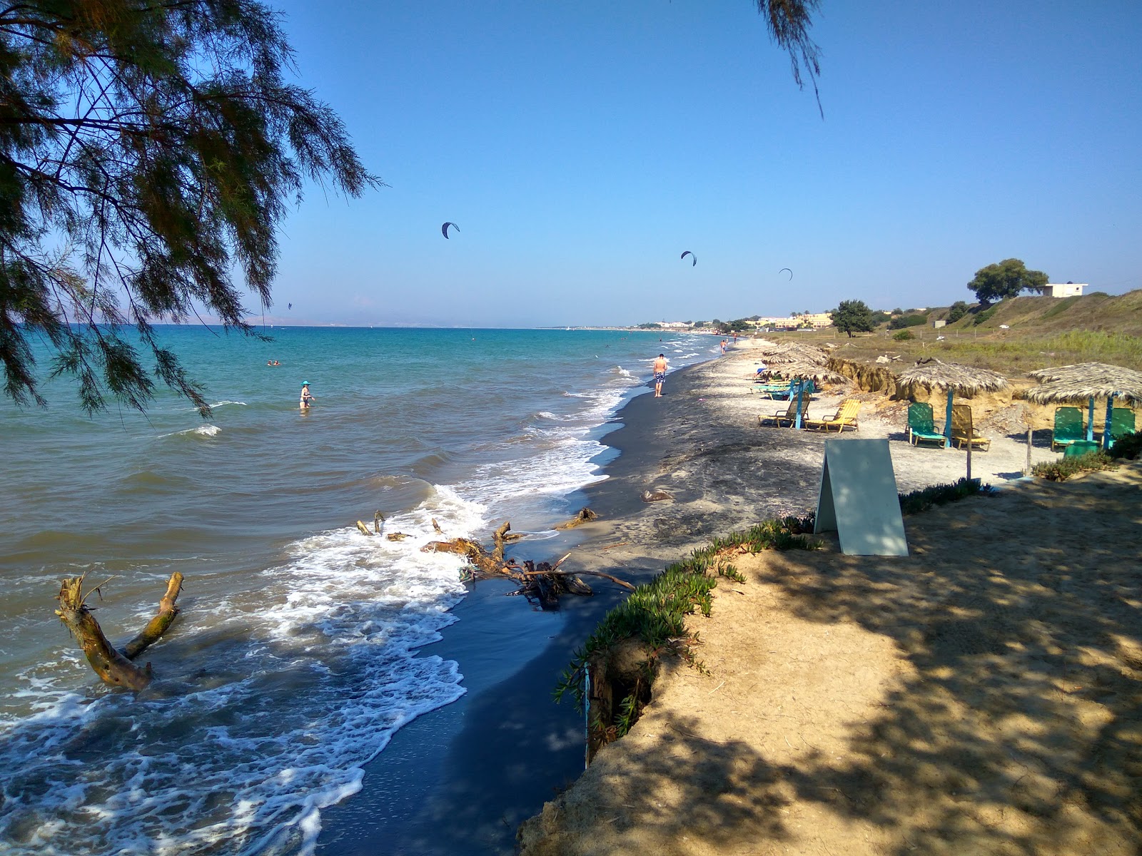 Foto van Troulos beach met gemiddeld niveau van netheid