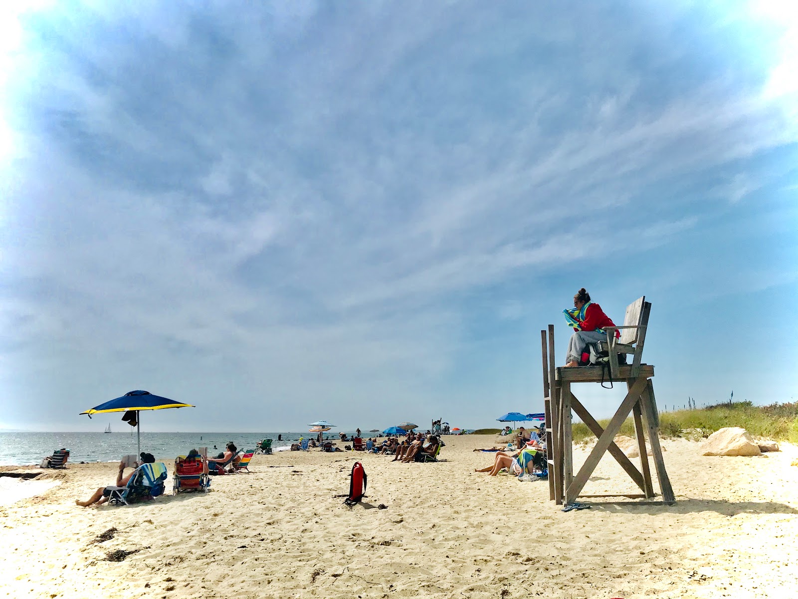 Foto de Menauhant Beach com areia clara e seixos superfície