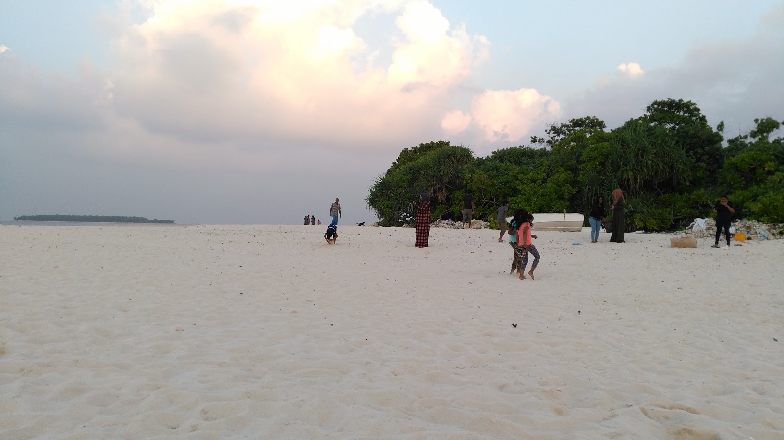 Valokuva Inguraidhoo Island Beachista. pinnalla turkoosi puhdas vesi:n kanssa