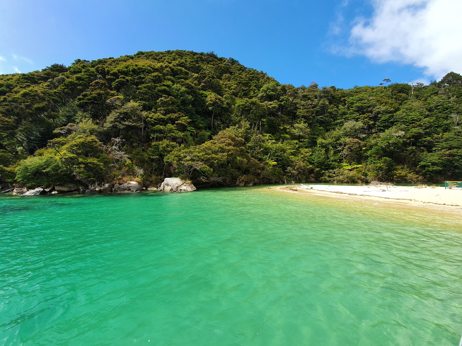 Foto di Medlands Beach con una superficie del sabbia beige fine