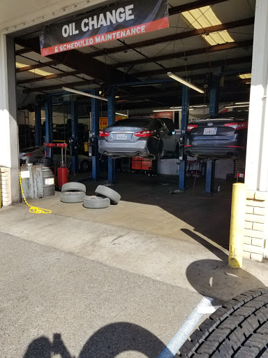 Tire Shop «Discount Tire Centers - Fresno, CA», reviews and photos, 6615 N Blackstone Ave, Fresno, CA 93710, USA