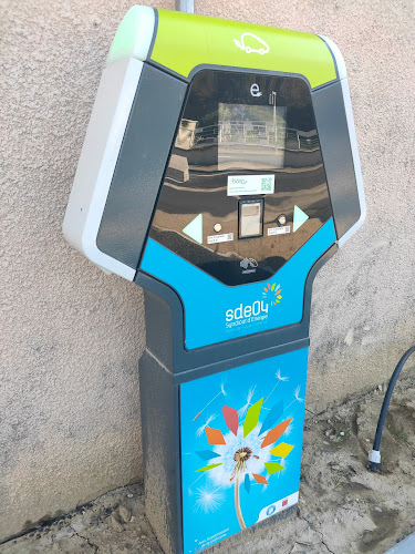 Borne de recharge de véhicules électriques Réseau eborn Charging Station Sainte-Tulle