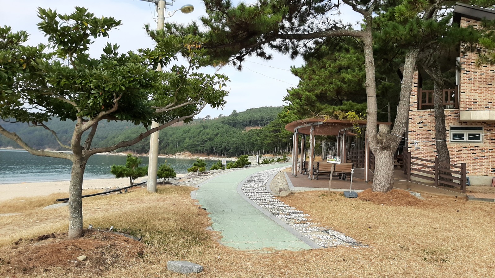 Foto de Yeonyeon Beach - lugar popular entre os apreciadores de relaxamento