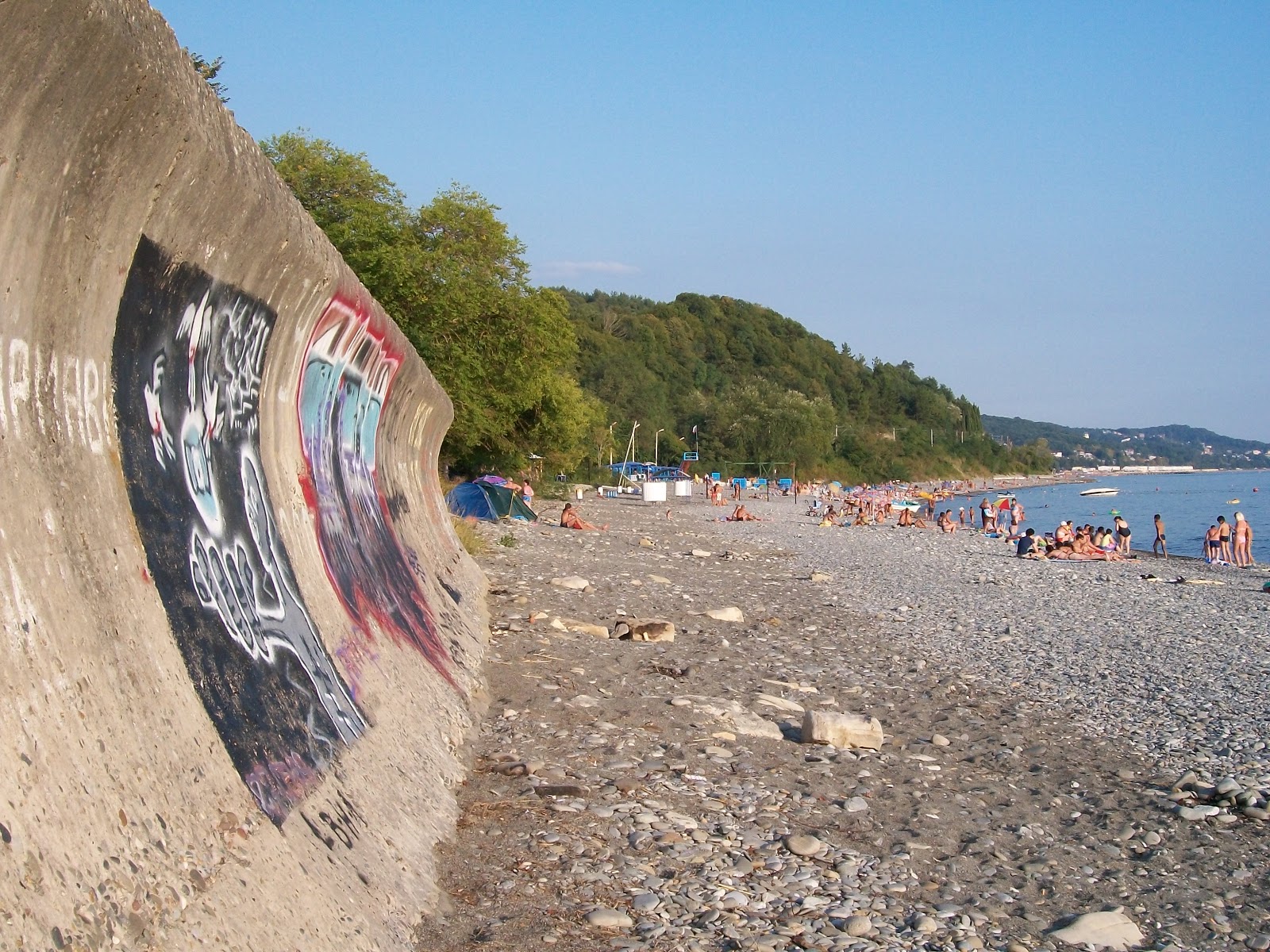 Foto di Nizhniy Khobza beach con una superficie del acqua cristallina