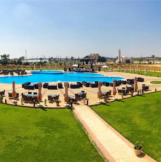 حمام السباحة بحديقة النصر
