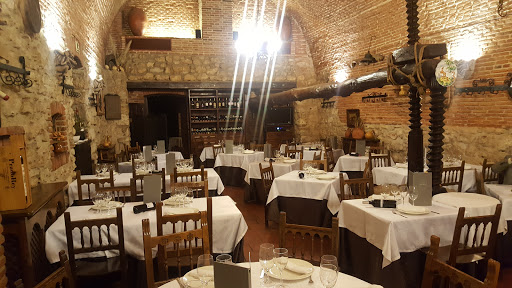 Restaurante Mesón Don Pelayo - Camino de la Hormiga s/n (Acceso por la, C. Plomo, 1, 47012 Valladolid, España
