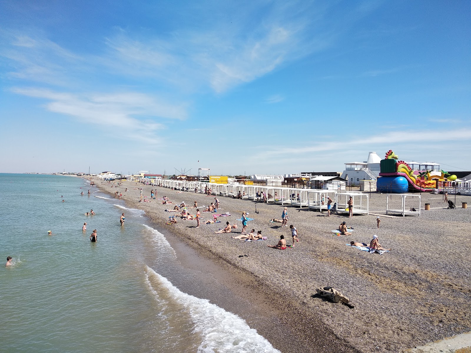 Foto de Playa de Novofedorovka con recta y larga