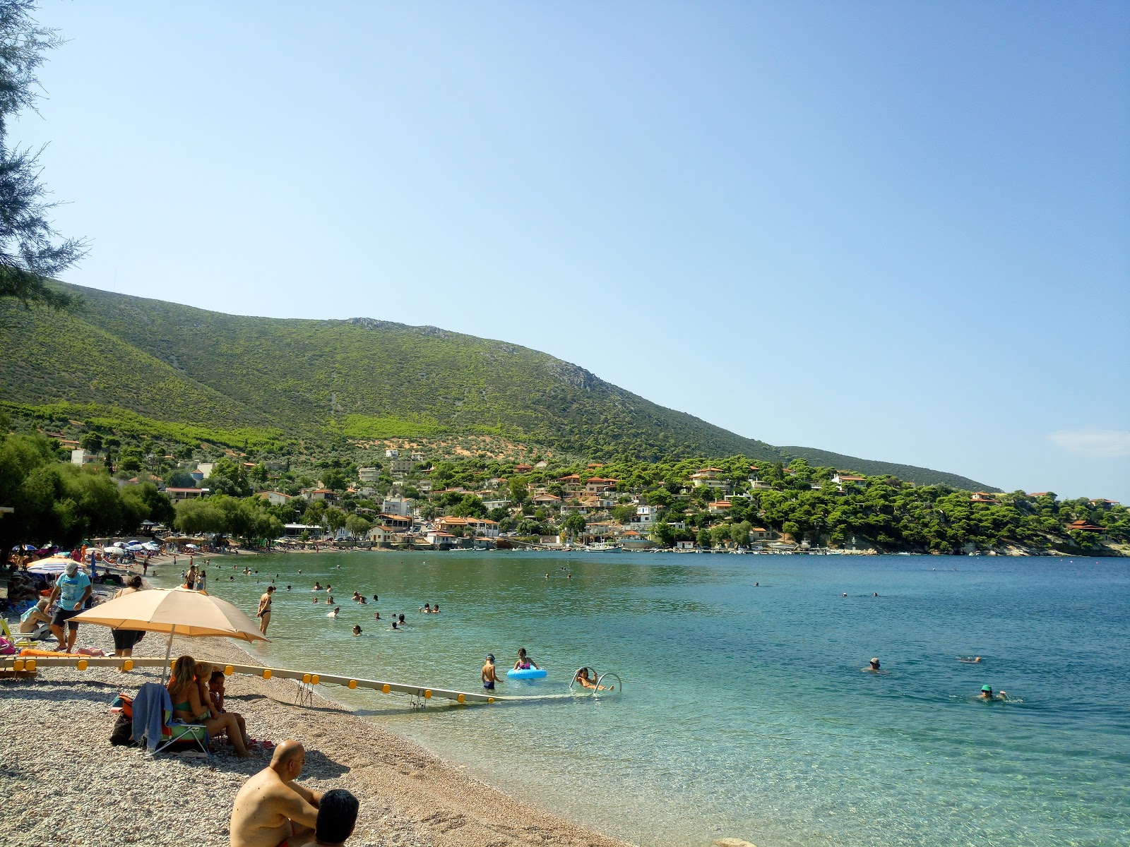 Agios Vasilios beach的照片 带有碧绿色纯水表面
