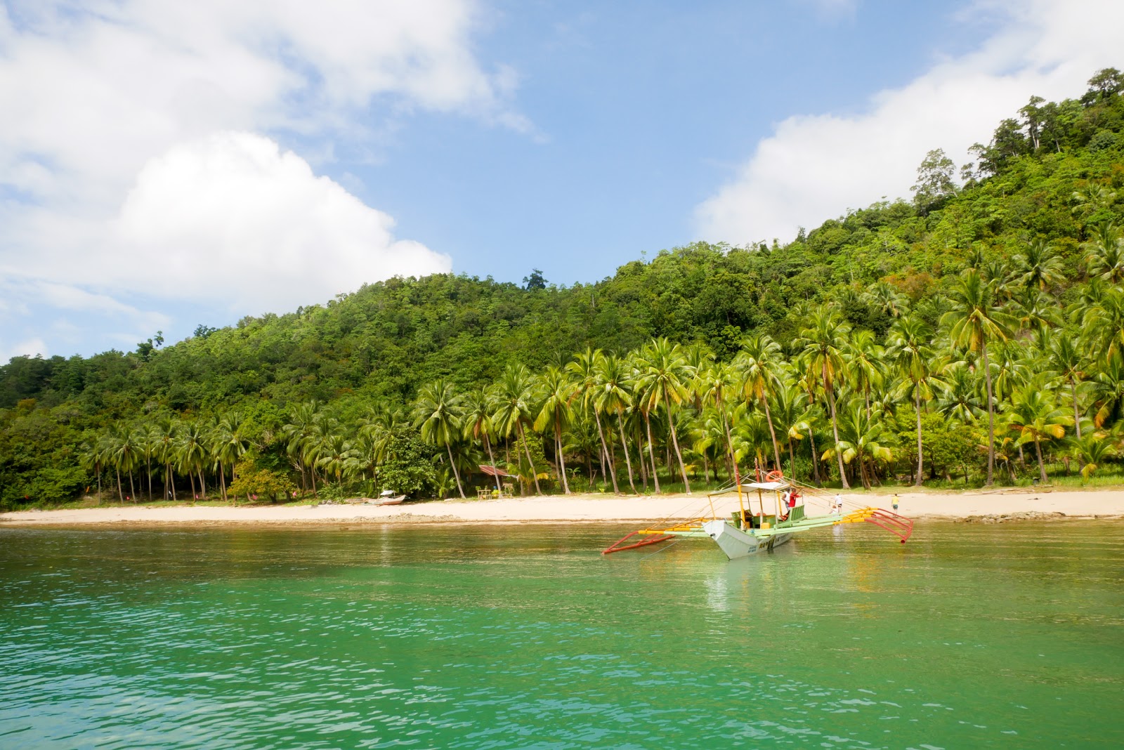 Foto av Love Rock Island Beach med ljus sand yta