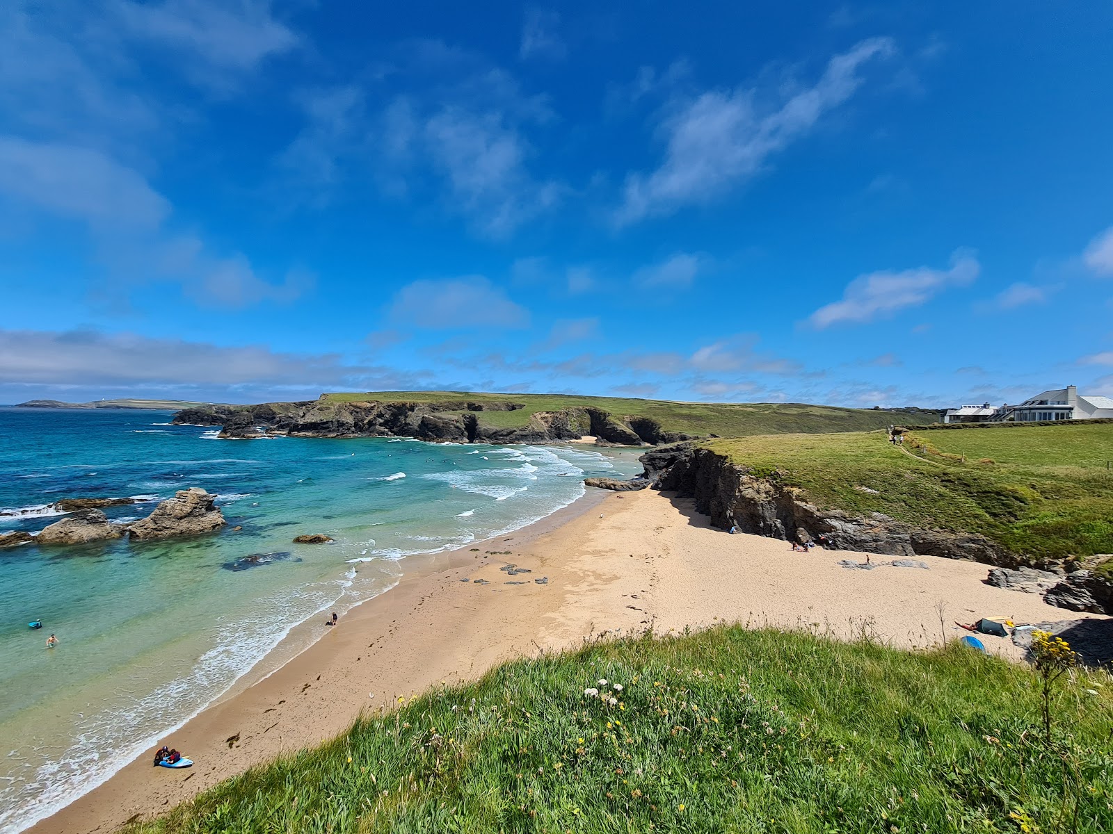 Foto von Porthcothan beach mit feiner beiger sand Oberfläche