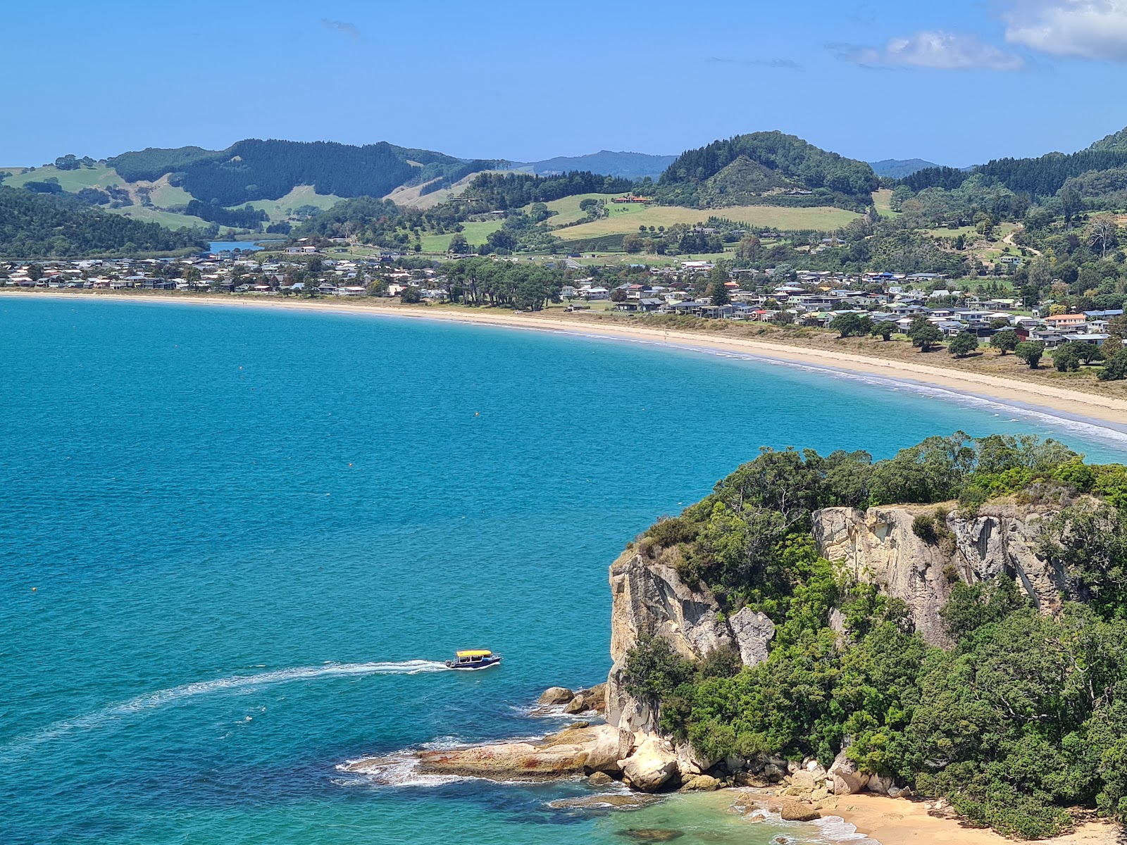 Foto von Cooks Beach mit lange bucht