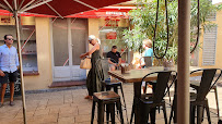 Atmosphère du Bar-restaurant à huîtres Chez Madeleine à Saint-Tropez - n°7