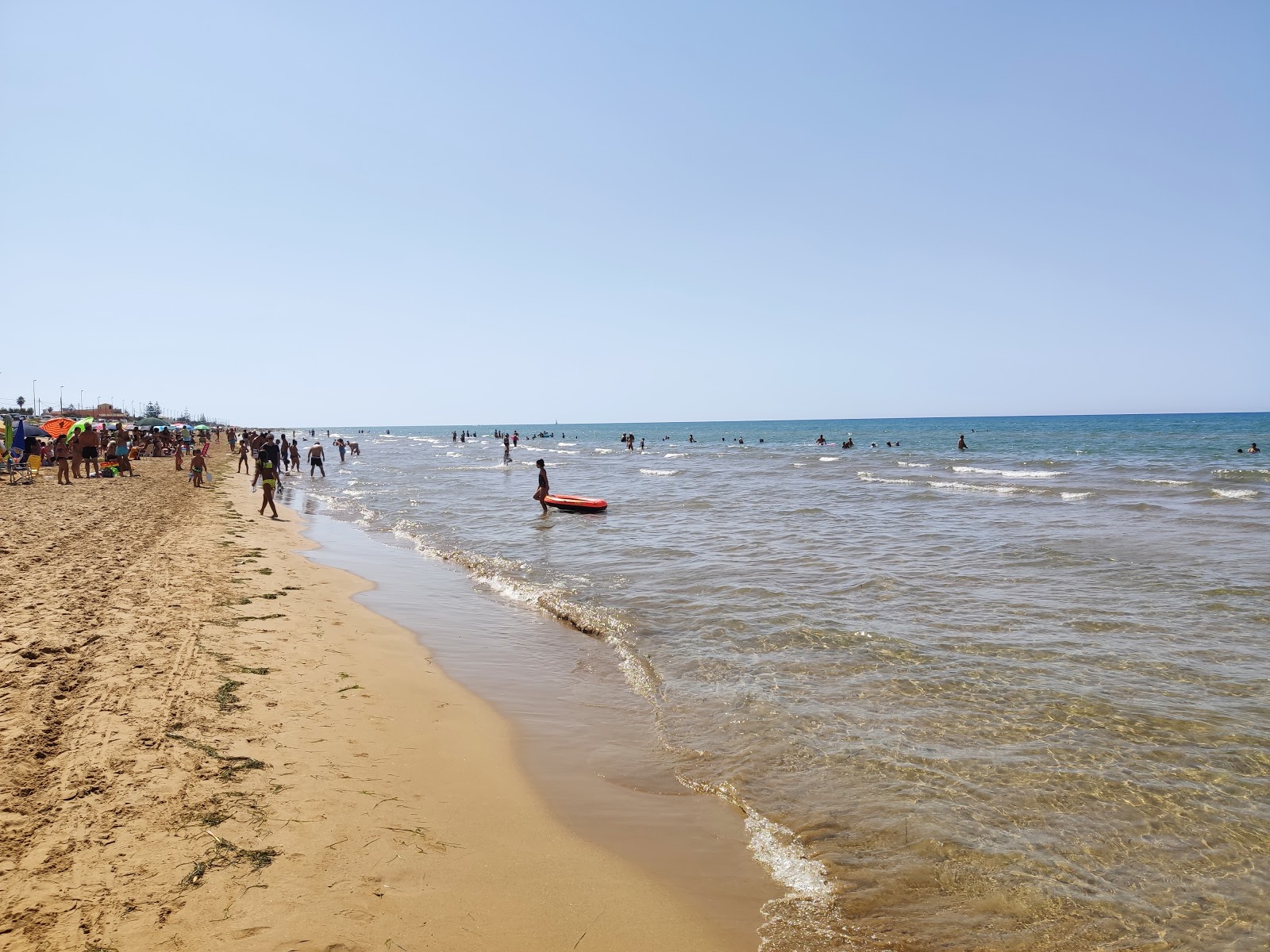 Foto av Marina Marza med lång rak strand