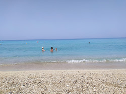 Foto von Pefkoulia Beach von Klippen umgeben