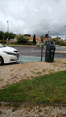 Borne de recharge de véhicules électriques SDEE Gironde Station de recharge Les Lèves-et-Thoumeyragues