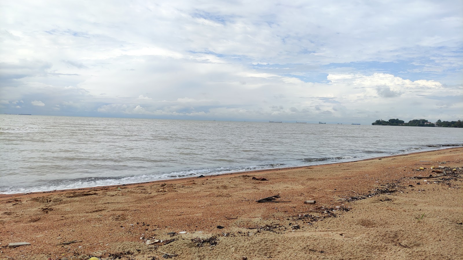 Kuala Sungai Baru Beach的照片 带有碧绿色水表面