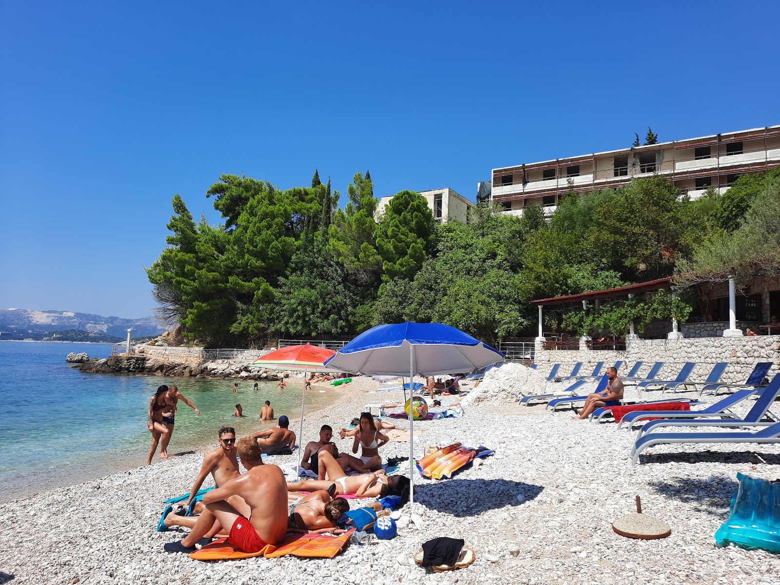 Foto van Orphee beach met lichte kiezelsteen oppervlakte