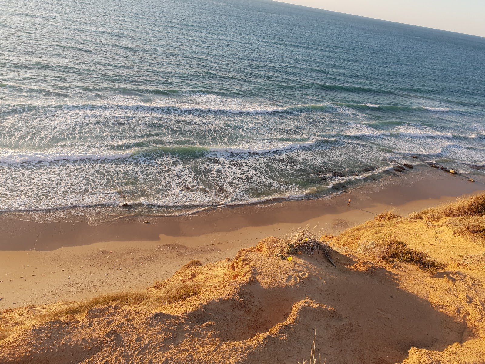 Fotografie cu Nude beach cu o suprafață de nisip strălucitor