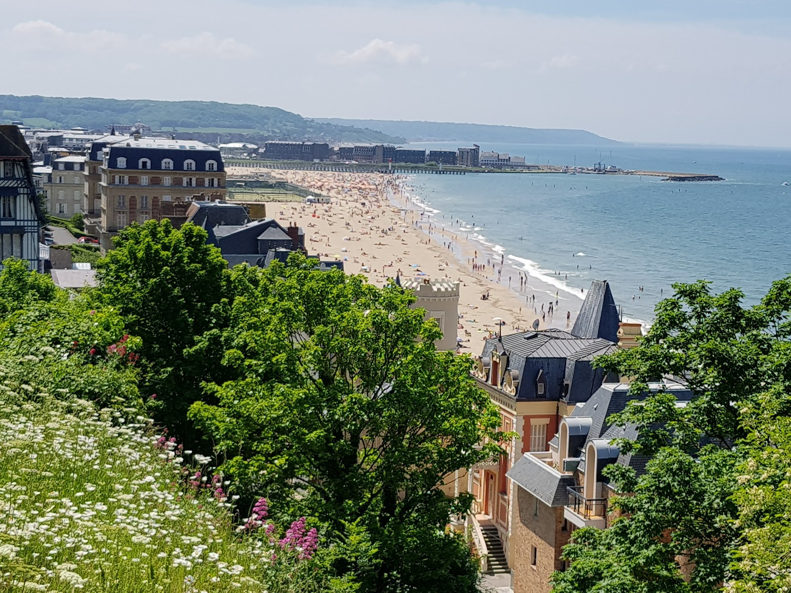 Photo de Plage de Trouville avec rivage droit, long