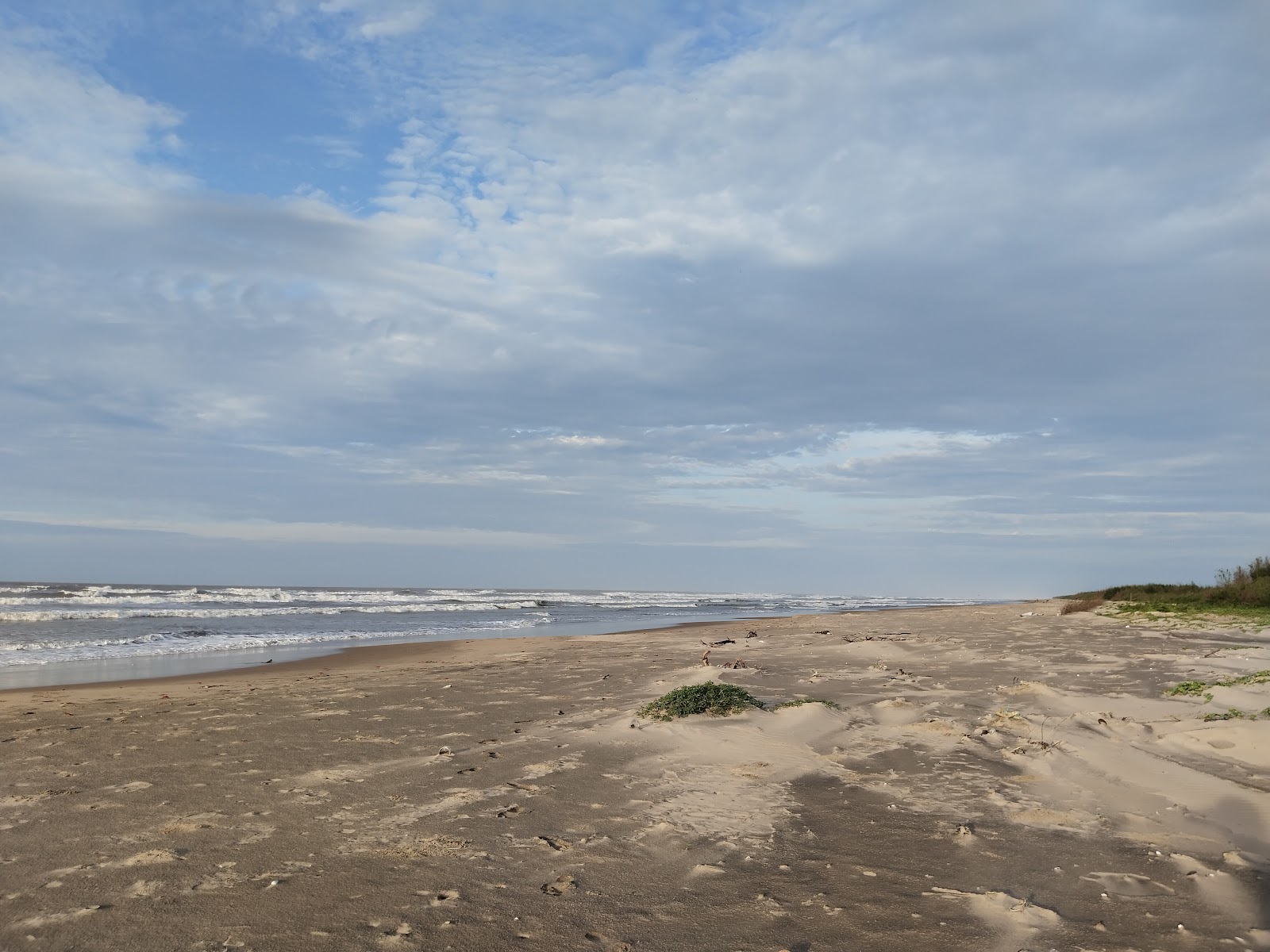Fotografija Chintalamori Beach z svetel fin pesek površino
