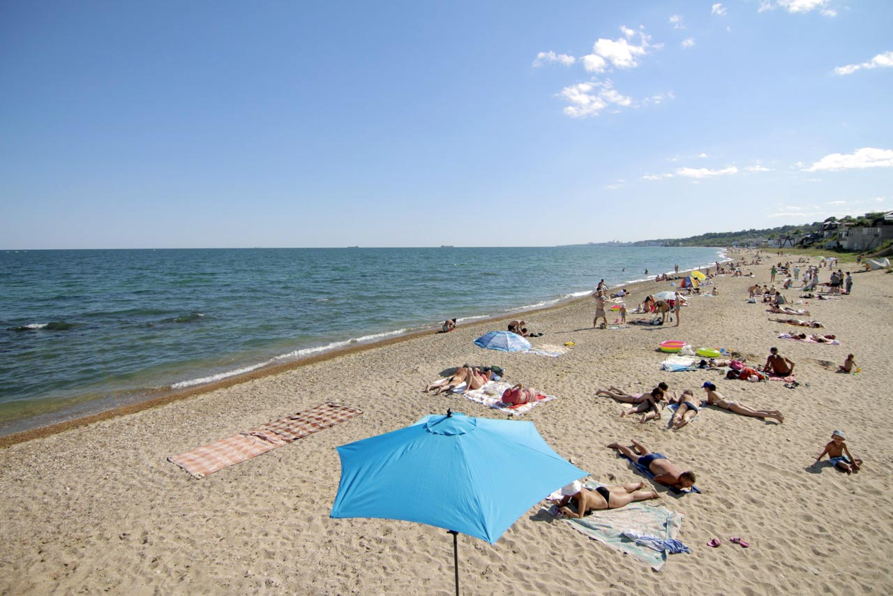 Foto von Chernomorka Plyazh mit beiger sand Oberfläche