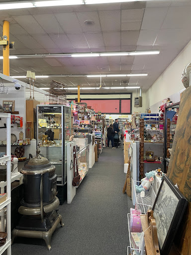 272 Antiques & Collectibles Marketplace