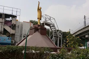Rajiv Ratna Gandhi Statue image