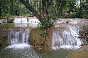 Kroeng Krawia Waterfall image