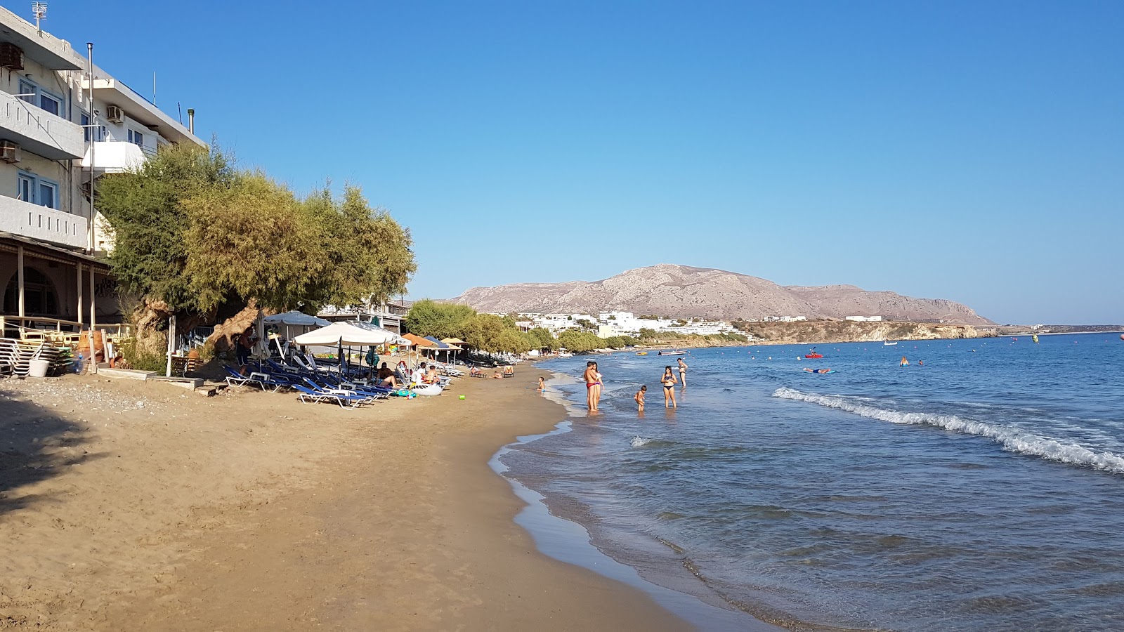 Foto von Makry-Gialos beach mit heller sand Oberfläche