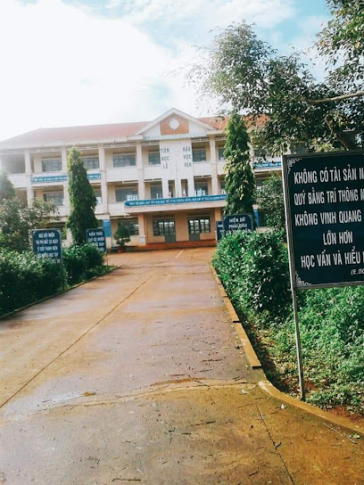Trường THPT Nguyễn Thị Minh Khai.