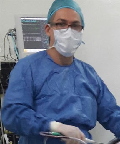 Dr. Alejandro Mejía, Cirujano plástico
