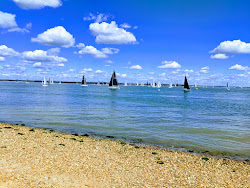 Cowes Beach'in fotoğrafı - rahatlamayı sevenler arasında popüler bir yer