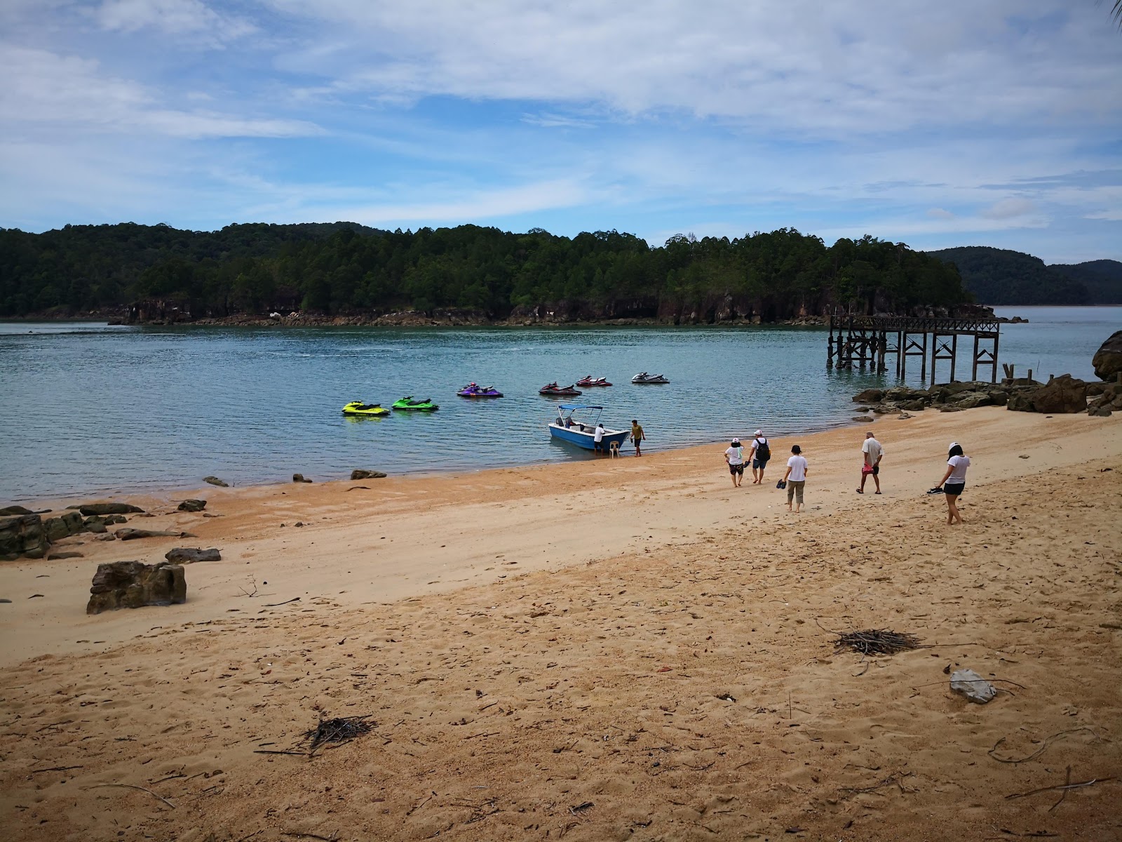 Pulau Lakei Beach的照片 带有绿水表面