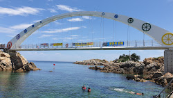Yonghwa Beach'in fotoğrafı dağlarla çevrili