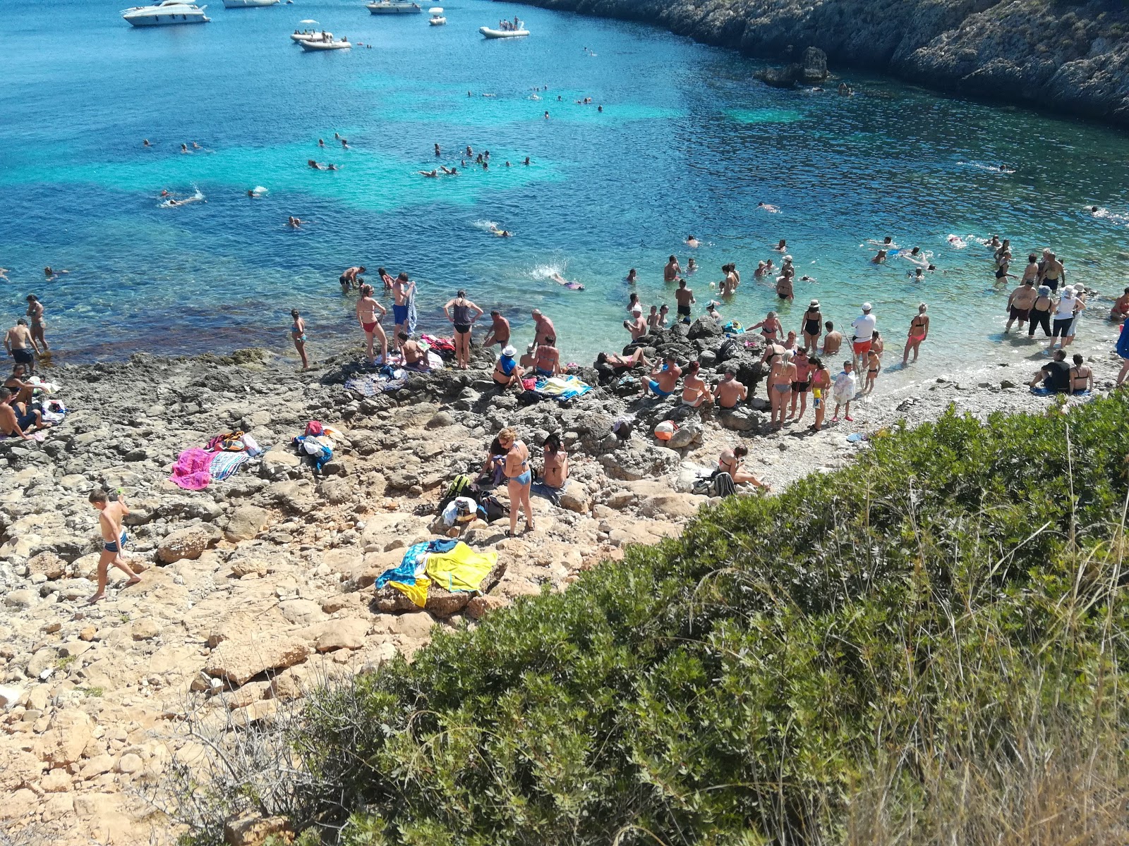 Foto di Cala Cold beach con parzialmente pulito livello di pulizia