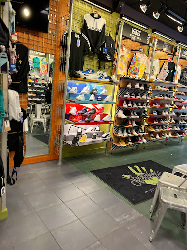 Shoe Store «Journeys», reviews and photos, 133 S State St, Chicago, IL 60603, USA