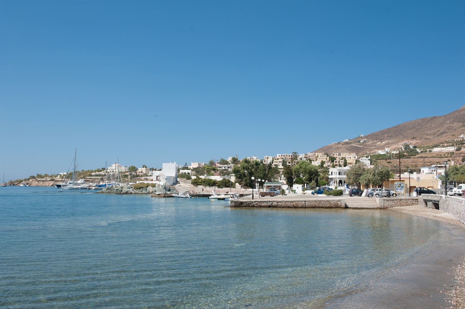 Φωτογραφία του Paralia Finikas υποστηρίζεται από βράχους